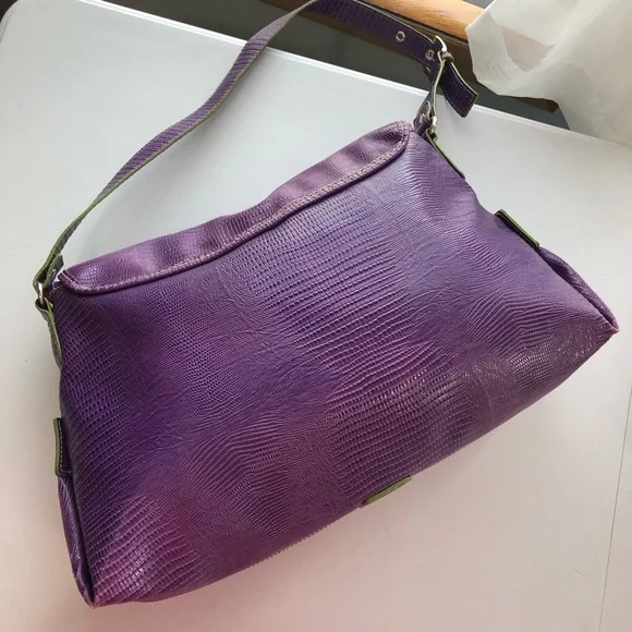 ⬇️ Valerie Stevens Purple Shoulder Bag with Sturdy Handles and Smooth Finish - Picture 12 of 17